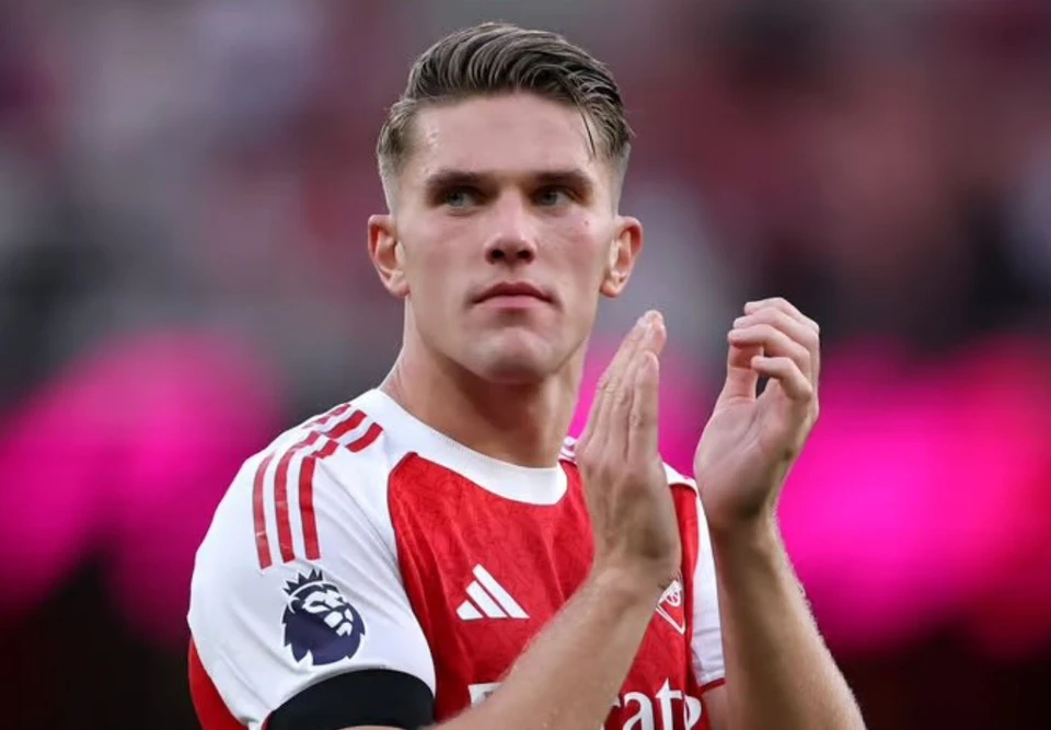 Viktor Gyokeres trong trang phục Arsenal, vỗ tay trên sân cỏ.